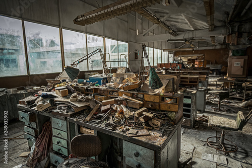Photos .disorder in the workplace in the factory thrown at the Soviet Union times