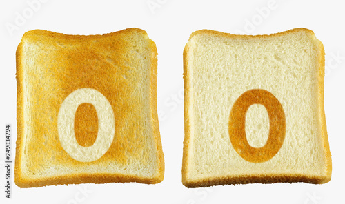 トーストに白い小文字のoと白いパンに小文字のoの焼き目が入った2枚のパン