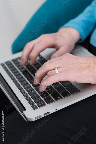 Frau, liest E-Mail mit dem Laptop.  