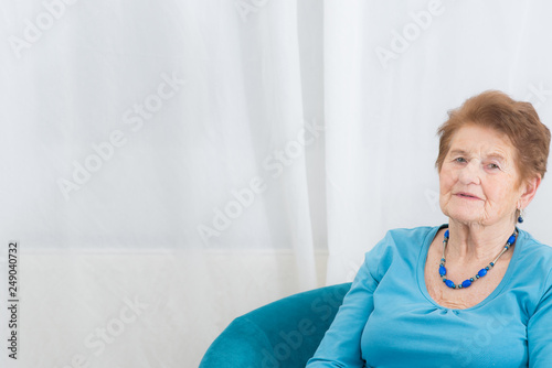 Charmante ältere dame Frau ist depressiv 
Platz für Text
