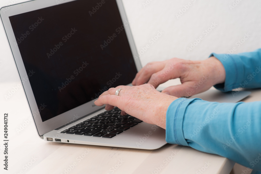 Frau macht den laptop an Frau macht den laptop an