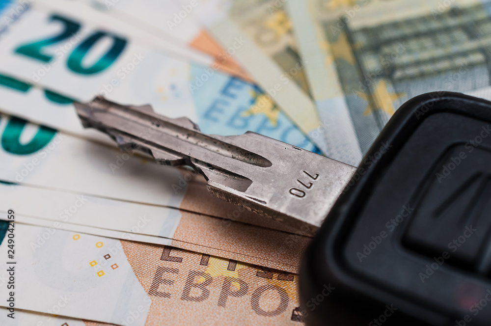 Geld und ein Autoschlüssel