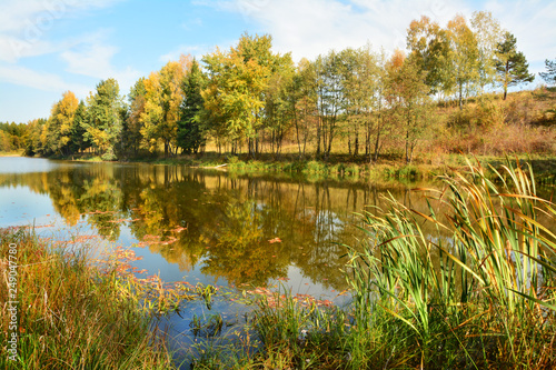 Piękny jesienny krajobraz, jezioro i las