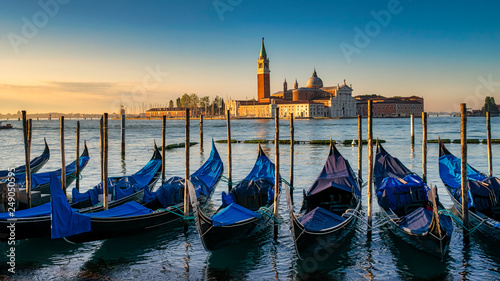  Lagune von Venedig, Gondeln im Vordergrund, San Giorgio Maggiore-Kirche im Hintergrund