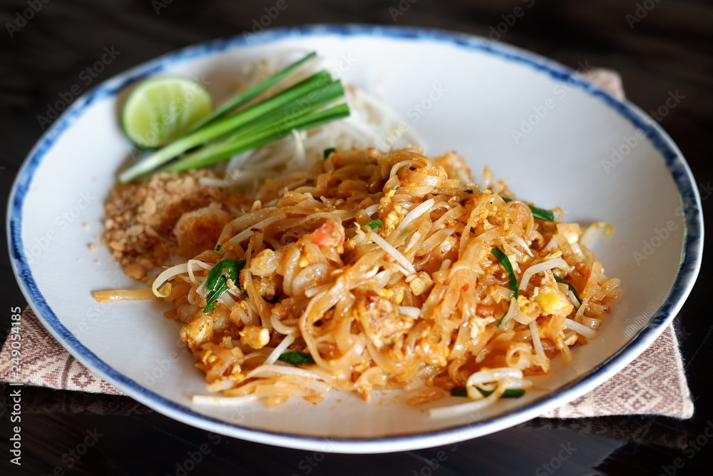 Pad thai with shrimp