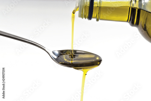 versare olio d'oliva primo piano