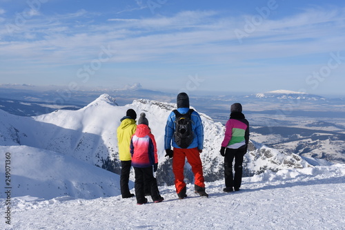 turysci w Tatrach Tatry Tatrzański Park Narodowy zima TPN Góry Kasprowy Wierch