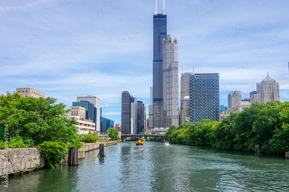 Obraz premium view of Chicago skyline from the boat in the Michigan lake, Chicago, Illinois