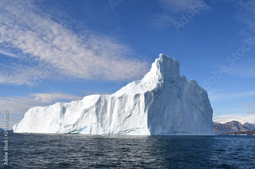 Eisberg mit Wolkenfahne