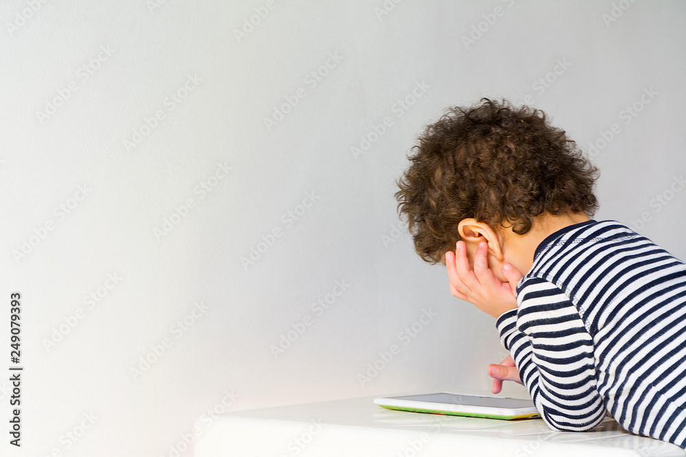 Naklejka premium child playing with digital tablet