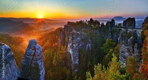 Obraz na płótnie Sonnenaufgang auf der Bastei in der Sächsischen Schweiz im Nebel - Panorama