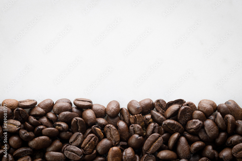 Fototapeta premium Coffee beans in arch on a white background text space