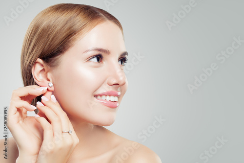 Carta da parati Women earring jewelry model