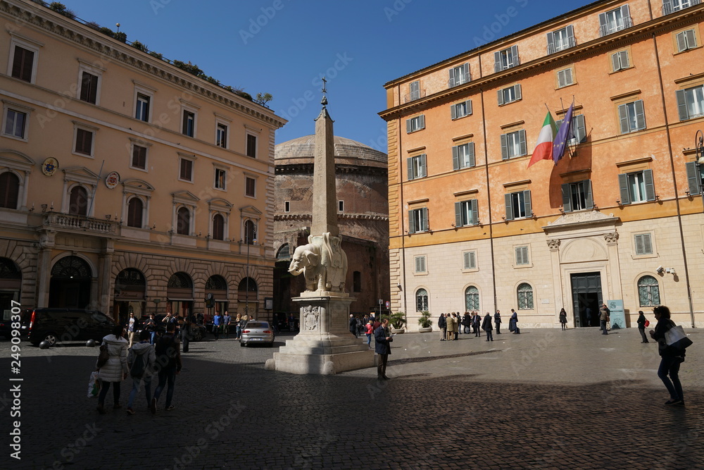 Obelisco della minerva derrière le panthéon à Rome