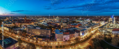 Panorama von Hannovers Innenstadt an einem Abend im Herbst mit blauen Himmel