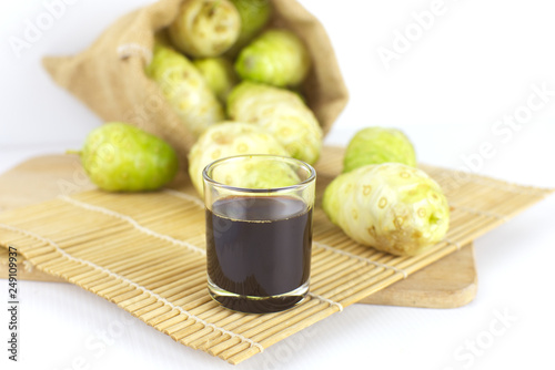 Foto Noni juice or noni juice extracted  on bamboo mat or morinda juice