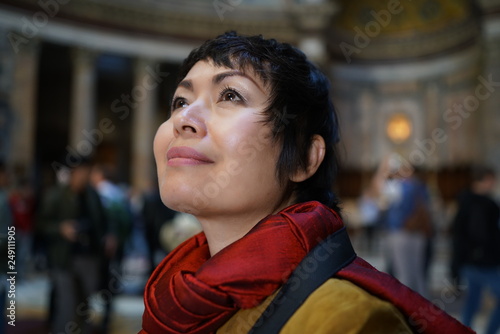 Touriste asiatique à l'intérieur du panthéon de Rome