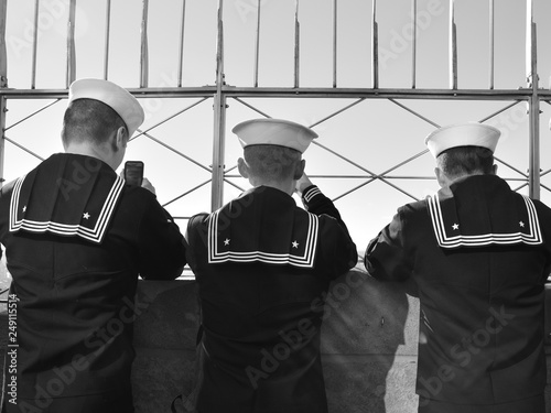 Wallpaper Mural 3 united states navy sailors on top of the Empire State Building looking at the