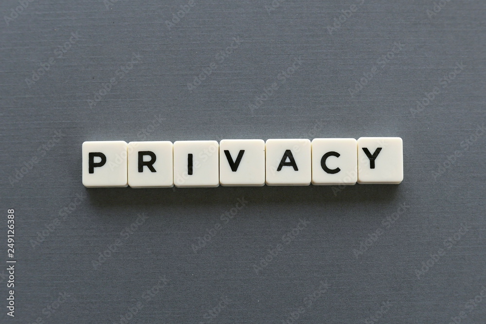 Obraz premium Privacy word made of square letter word on grey background.