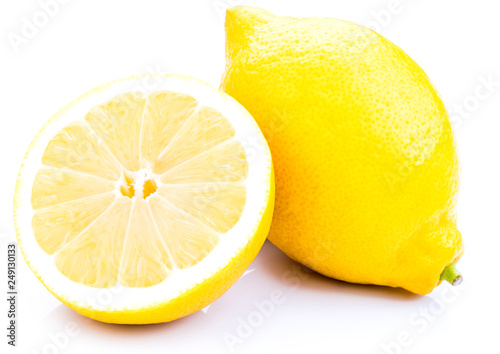 Zitronen auf weissem Hintergrund  