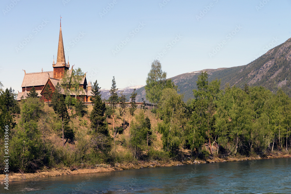 Die Stabkirche von Lom am Fluss