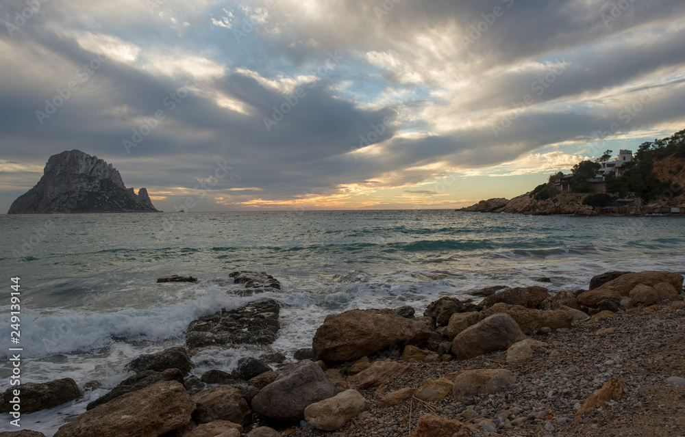 La isla de Es vedra desde Ibiza al atardecer