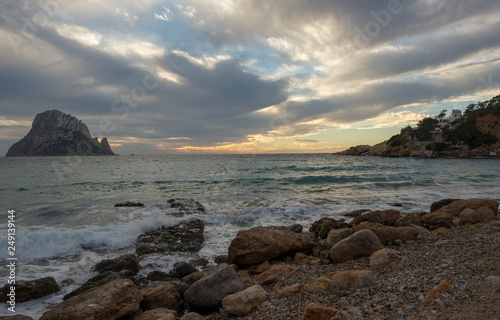 La isla de Es vedra desde Ibiza al atardecer