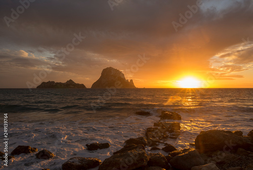 La isla de Es vedra desde Ibiza al atardecer © vicenfoto