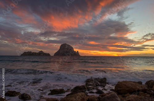 La isla de Es vedra desde Ibiza al atardecer