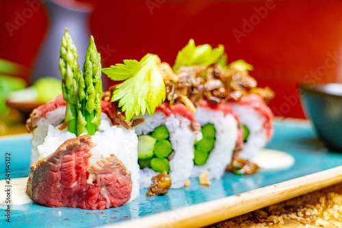 Sushi mit Fleisch essen, Restaurant