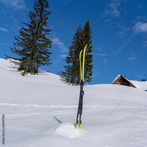 Ski stecken im tiefen Schnee
