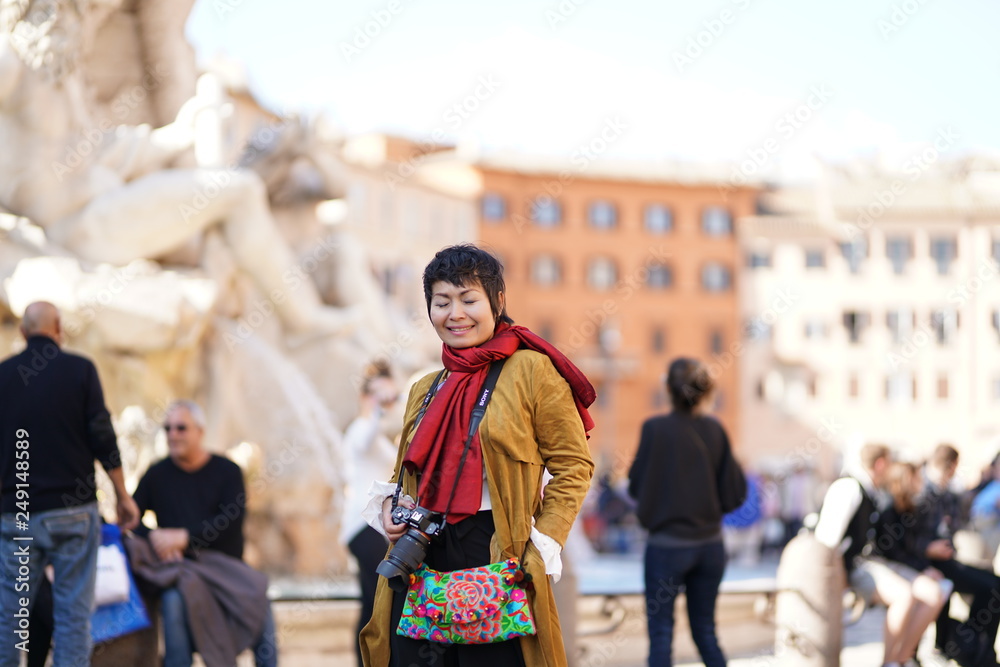 Jeune femme place Novona à Rome
