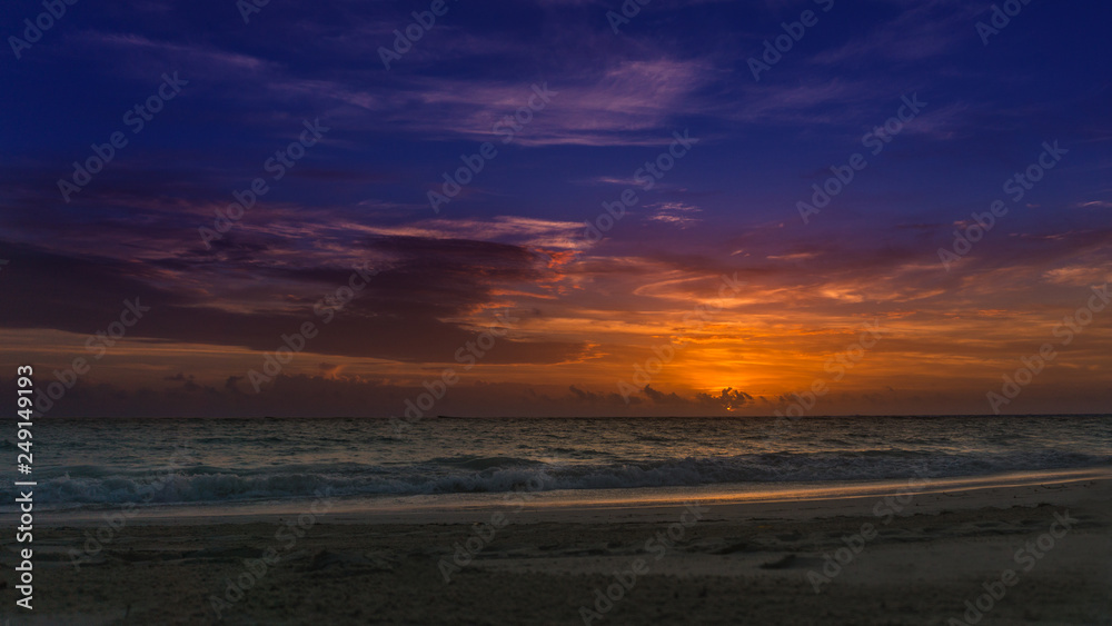 Sonnenaufgang am Strand in der Karibik, Punta Cana Dominikanische Republik Sonnenaufgang am Strand in der Karibik, Punta Cana Dominikanische Republik