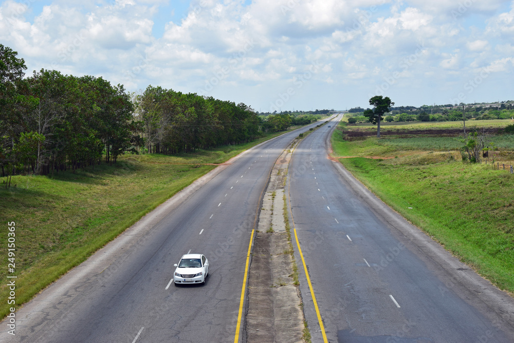 Fast leere Autobahn auf Kuba