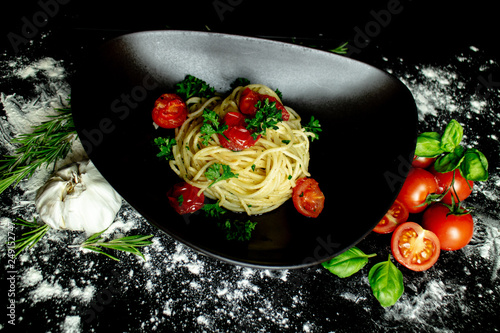 Hausgemachte Spaghetti Aglio, Knoblauch und Tomaten, Italienisches Restaurant photo