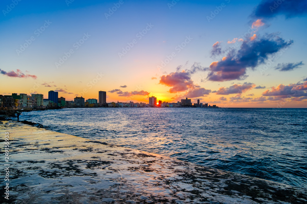 Obraz premium Sunset in Havana with a view of the ocean