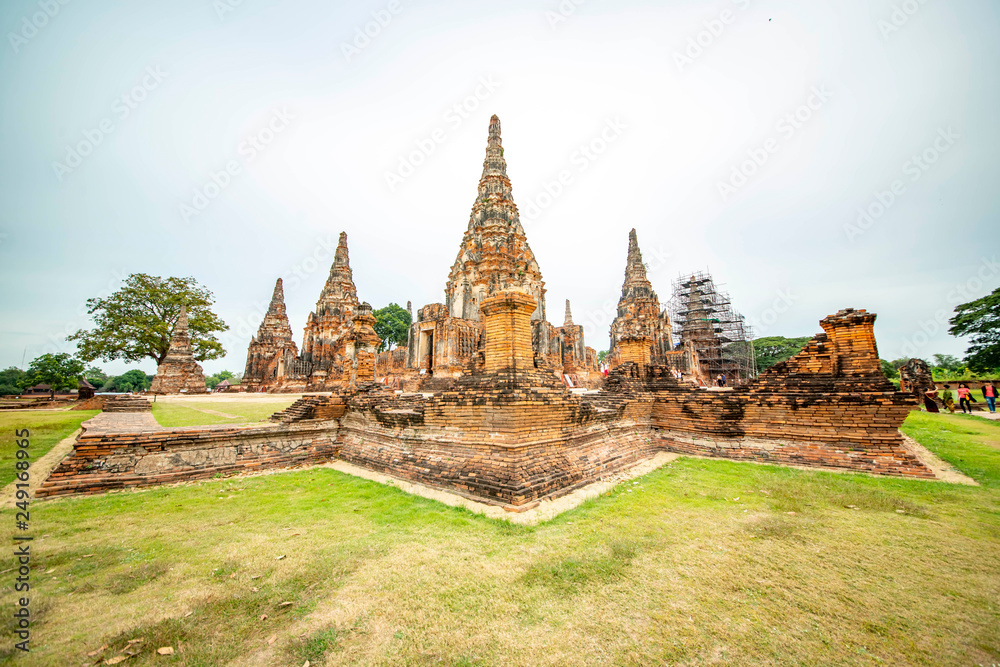 Fototapeta premium Wat Chaiwatthanaram Temple in Ayutthaya, Thailand