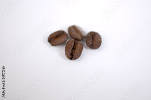Vier Kaffeebohnen - Nahaufnahme vor wei  em Hintergrund
