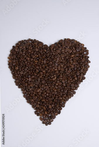 Herz aus Kaffeebohnen vor grauem Hintergrund