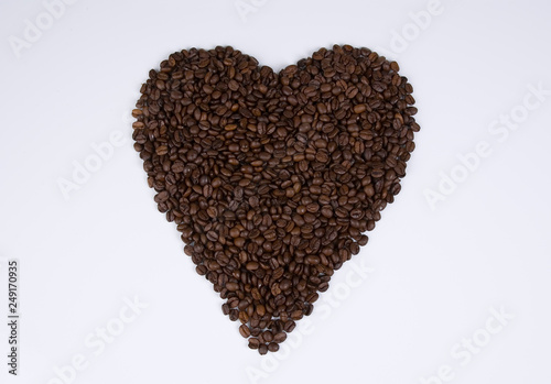Herz aus Kaffeebohnen im Querformat