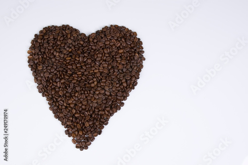 Herz aus Kaffeebohnen vor weißem Hintergrund