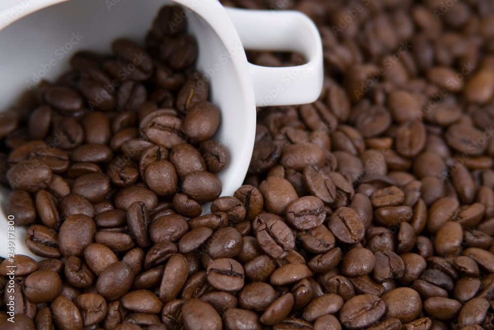 Kaffeetasse voll mit Kaffeebohnen auf Kaffeebohnen Kaffeetasse voll mit Kaffeebohnen auf Kaffeebohnen