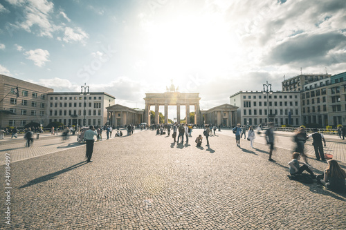 Canvas Print Busy Brandenburg Gate Plaza - Berlin