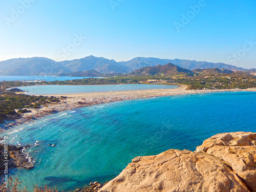 Vista dalla Torre di Porto Giunco Villasimius Isola Sardegna con striscia di sabbia tra mare e Stagno Notteri area marina protetta di Capo Carbonara e spiaggia del Riso sullo sfondo