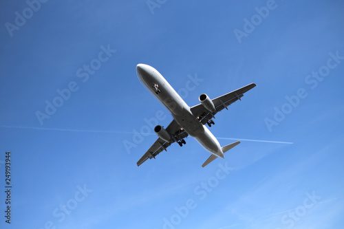 Tieffliegendes Flugzeug - Stockfoto