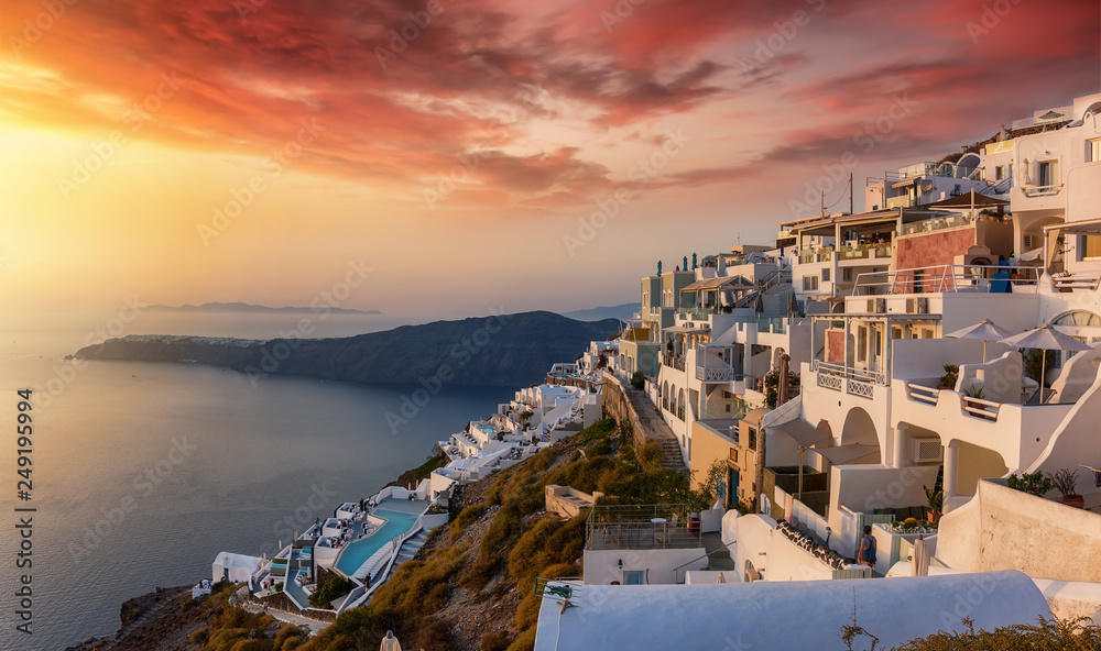 Obraz premium Das Dorf Imerovigli auf der Insel Santorini bei einem romantischem Sonnenuntergang, Kykladen, Griechenland