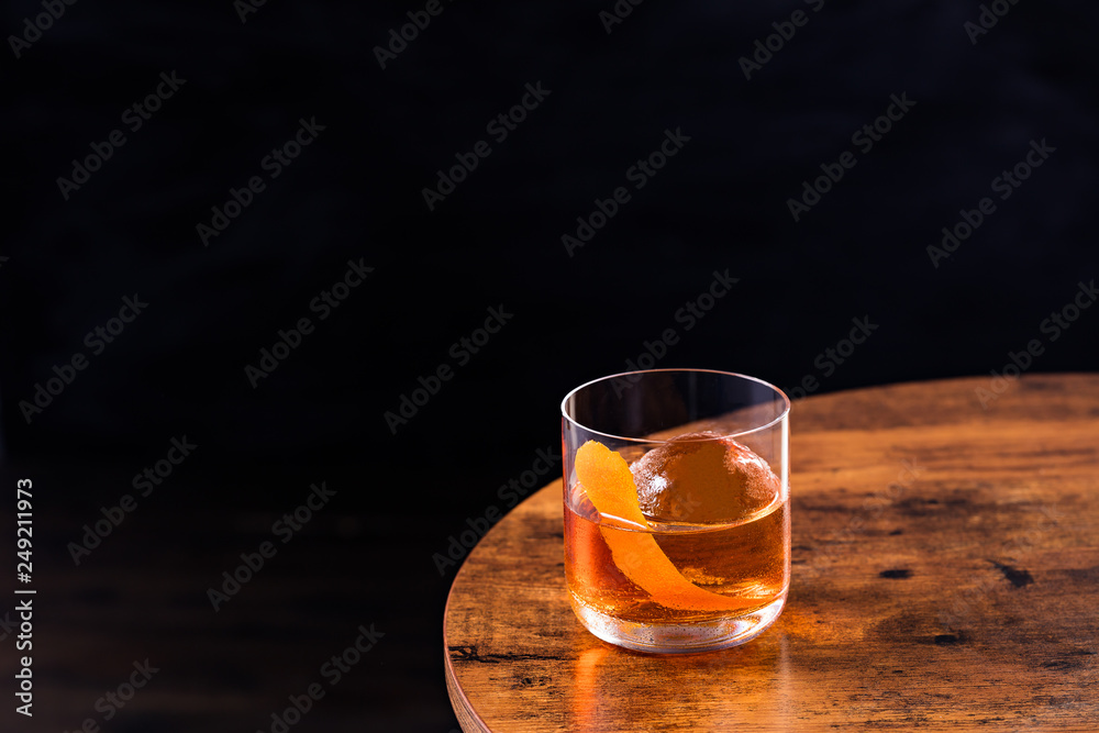 Refreshing Bourbon Old Fashioned Cocktail - obrazy, fototapety, plakaty 