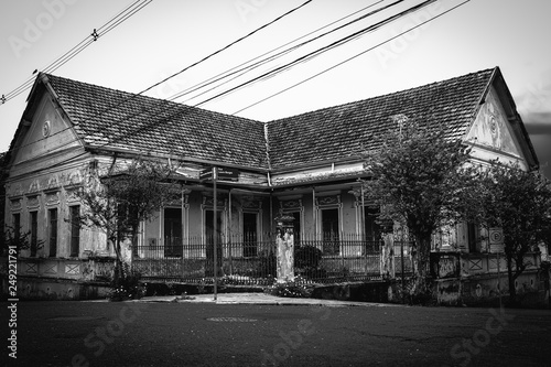 Fototapeta Naklejka Na Ścianę i Meble -  Black and white old brazilian house 