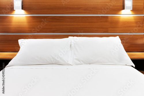 cama de casal com travesseiros
