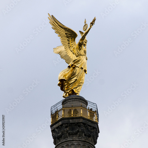 戦勝記念塔のビクトリア像／Siegessäule, Berlin ,Germany photo